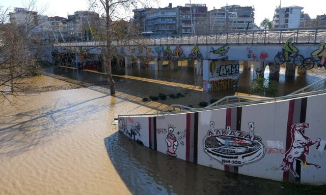 Κακοκαιρία «Διομήδης»: Σε απέραντη λίμνη που κατάπιε τα πάντα μετατράπηκε η κοίτη του Πηνειού
