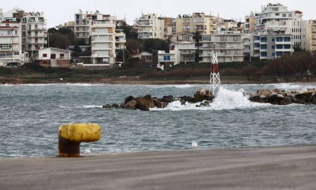 Κακοκαιρία Διομήδης: Δεμένα για δεύτερη ημέρα τα πλοία στα λιμάνια Πειραιά, Ραφήνας, Λαυρίου