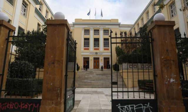 Άγρια επίθεση σε δημοσιογράφους της ΕΡΤ έξω από την ΑΣΟΕΕ
