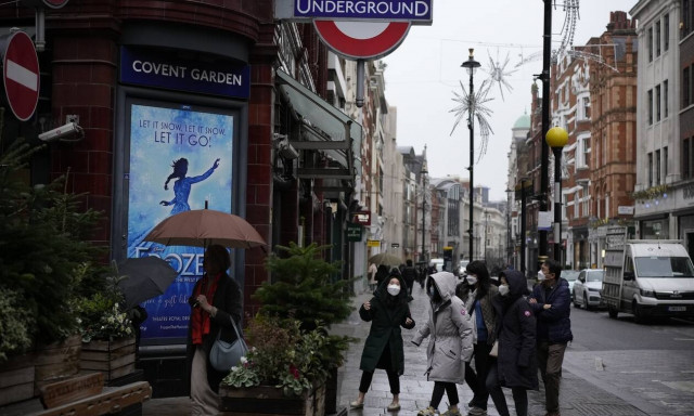 Βρετανία: Η κυβέρνηση μειώνει σε πέντε ημέρες την απομόνωση όσων έχουν διαγνωσθεί με κορονοϊό