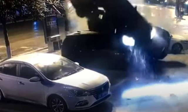Kίνα: Αυτοκίνητο απογειώνεται, πετάει και... παρκάρει - Δείτε το βίντεο