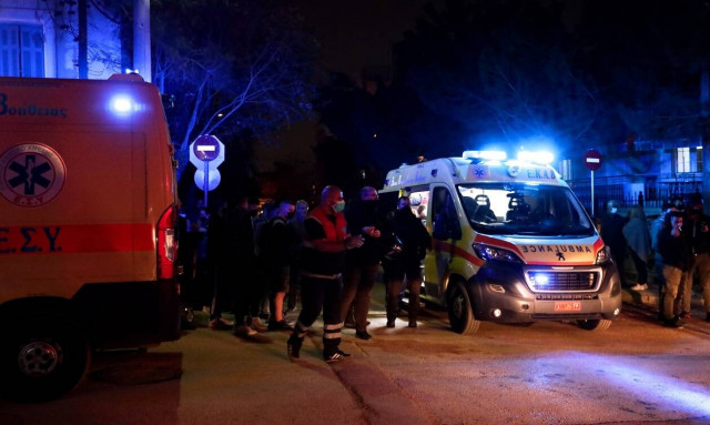 Νέα Ερυθραία: Τέσσερις τραυματίες από φωτιά σε υπόγειο διαμέρισμα