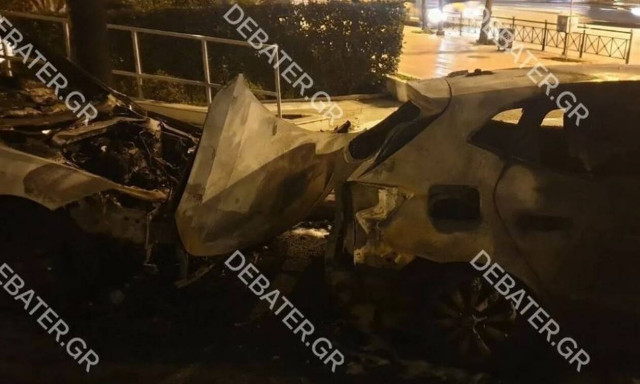 Τρία αυτοκίνητα «λαμπάδιασαν» στο κέντρο της Αθήνας