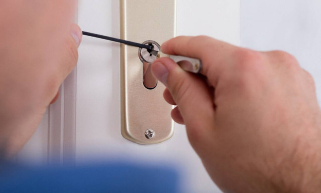 Πώς να ξεκλειδώσεις την πόρτα σου αν κλειστείς έξω