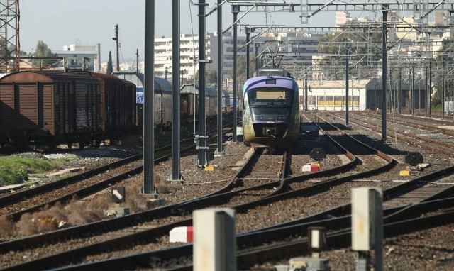 Καταγγελία στο Newsbomb: Κατέβασαν 50 επιβάτες από τον Προαστιακό επειδή δεν υπήρχε... ρεύμα