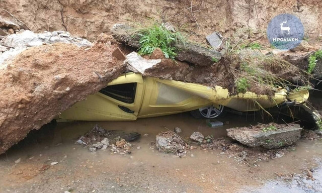 Ρόδος: Τοίχος κατέρρευσε και συνέθλιψε δύο αυτοκίνητα – Από θαύμα δεν υπήρξαν θύματα (pics)