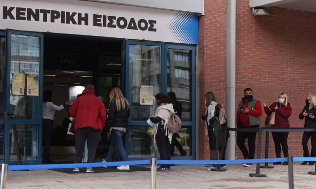 Υποχρεωτικός εμβολιασμός: Διευκρινίσεις Πλεύρη για τους 60άρηδες που γλιτώνουν το πρόστιμο