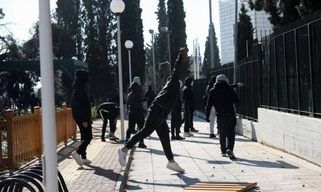 Επεισόδια στο υπουργείο Παιδείας: Μαθητές πέταξαν πέτρες σε διαμαρτυρία για τα σχολεία