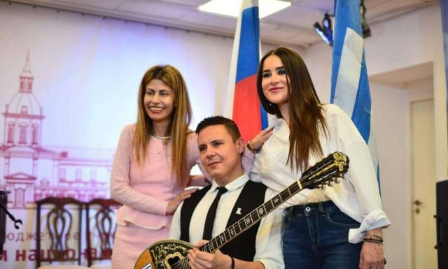 Δημήτρης Κατσιούρας: Ο Έλληνας που με τις πενιές του κάνει τους Ρώσους να χορεύουν... συρτάκι