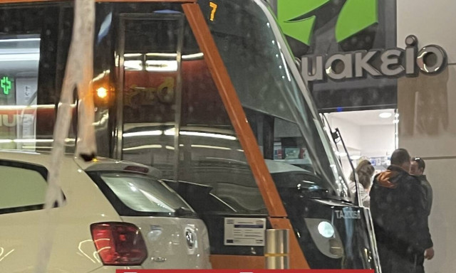 Πειραιάς: «Κόλλησε» το Τραμ -  Ταλαιπωρία για οδηγούς και επιβάτες (pics)