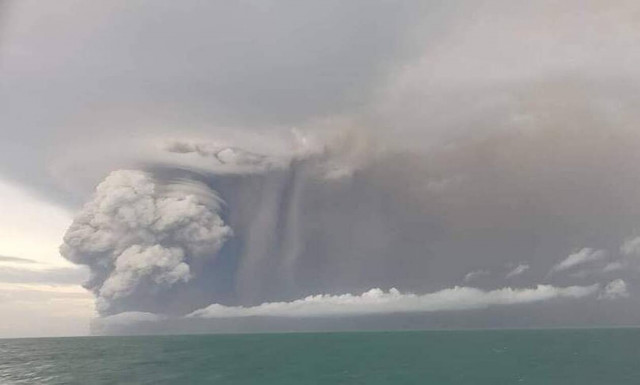 Συναγερμός σε ΗΠΑ και Ιαπωνία για τσουνάμι από την έκρηξη ηφαιστείου στην Τόνγκα