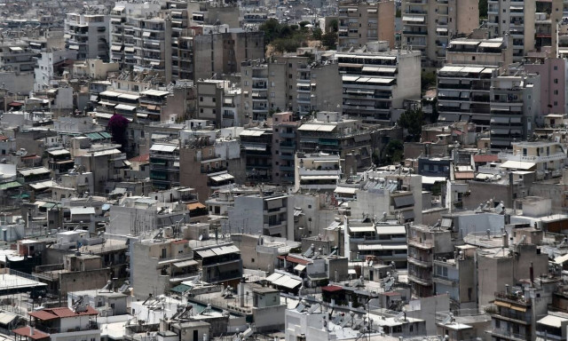 ΕΝΦΙΑ: Εξετάζεται «κόφτης» σε ακραίες αυξήσεις – Έως 60 εκατ. ευρώ μικρότερος ο λογαριασμός