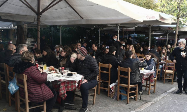 Άρση μέτρων: Η κρίσιμη εβδομάδα για εστίαση, διασκέδαση και γήπεδα – Τι κρίνει τη χαλάρωση