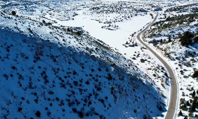 Η επιβλητική Ζήρεια και η παγωμένη λίμνη Δασίου (video)