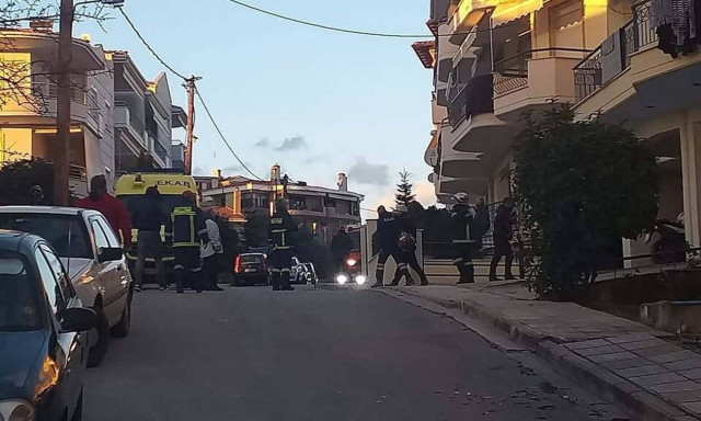 Αναστάτωση στην Κοζάνη: Μαχαίρωσε τον πατέρα του και απειλούσε ότι θα αυτοκτονήσει (pics+vid)