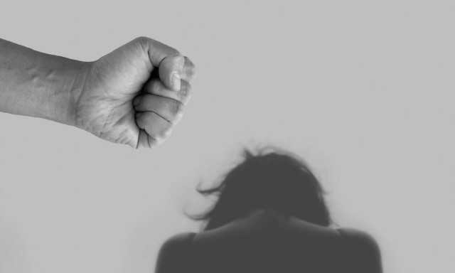 Ηράκλειο: Πήγε στο σπίτι της πρώην συζύγου του και την χτύπησε