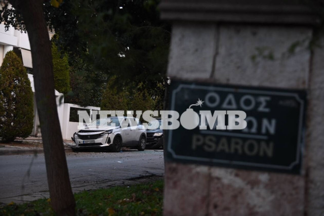 Explosion outside apartment complex in Glyfada