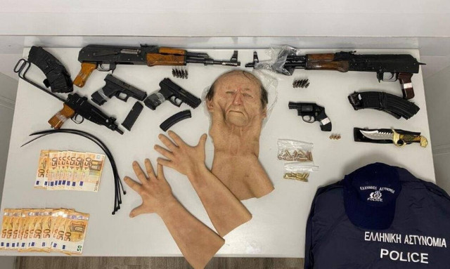 Ποιοι είναι οι ληστές με τα ρούχα της ΕΛΑΣ και τα «λαστιχένια» χέρια - Ετοίμαζαν «χτύπημα;»