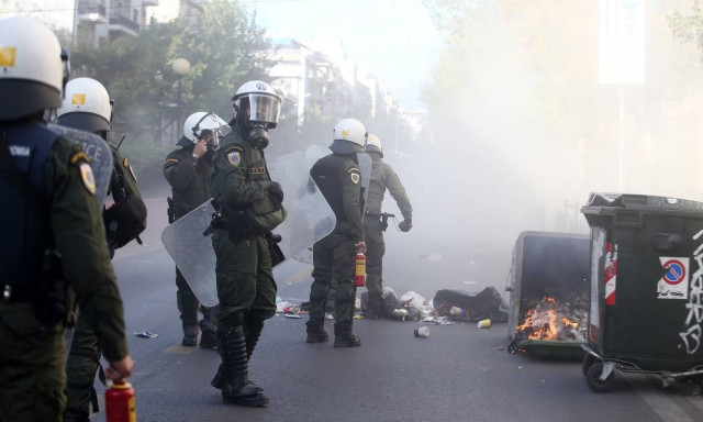 Λήξη συναγερμού στην ΑΣΟΕΕ: Σοβαρά επεισόδια μεταξύ κουκουλοφόρων και ΜΑΤ