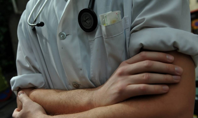 Βίαιη επίθεση στον παιδίατρο του εμβολιαστικού κέντρου στο νοσοκομείο Αιγίου