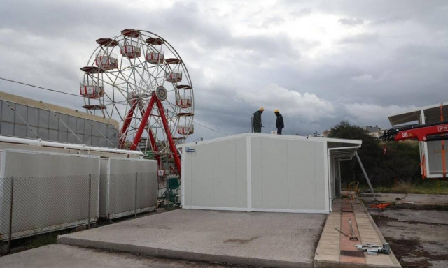 Ηράκλειο: Τοποθετούνται οι οικίσκοι για τους μαθητές του 7ου Δημοτικού μετά τους ισχυρούς σεισμούς