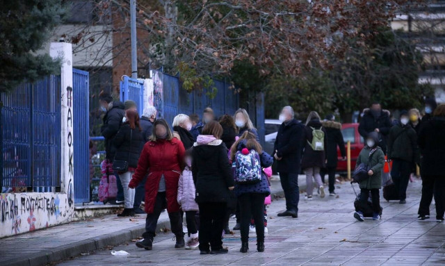 Μαθητές και γονείς έξω από σχολείο