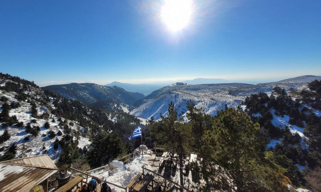 Χιόνια και στην Πάρνηθα – Διακοπή κυκλοφορίας στο ύψος του τελεφερίκ, πού χρειάζονται αλυσίδες