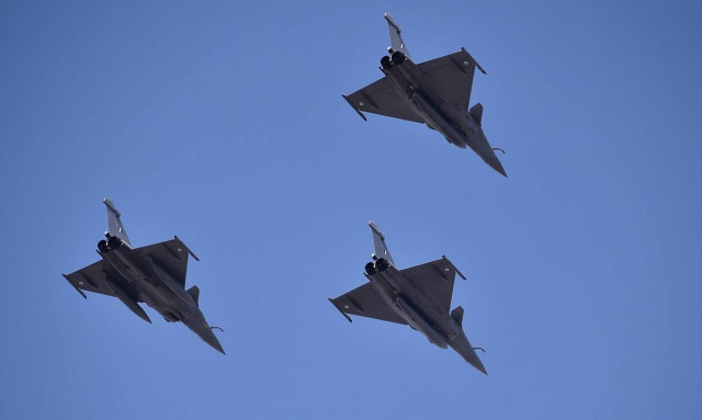 Rafale: Η στιγμή που σπάνε το φράγμα του ήχου πάνω από την Τανάγρα