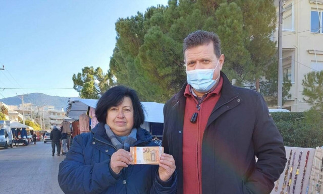 Παπάγου: Πωλήτρια στη λαϊκή αγορά βρήκε δεσμίδα 5.000 ευρώ και την παρέδωσε στην αστυνομία