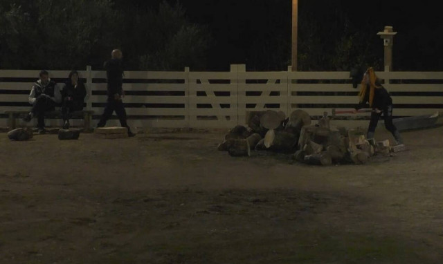 Η Φάρμα: Το ανατριχιαστικό ατύχημα του Αστρινού – Χτύπησε το χέρι του με το τσεκούρι (video)