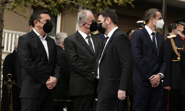 Η πολιτική μάχη για το... πολυπόθητο «κέντρο», το ΠΑΣΟΚ και οι δημοσκοπήσεις