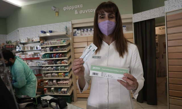 Παράταση έως τη Δευτέρα στη διανομή των self tests των μαθητών από τα φαρμακεία