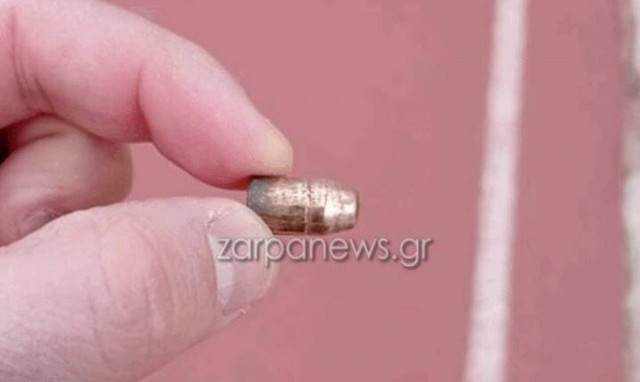 Χανιά: Αδέσποτη σφαίρα καρφώθηκε σε ταρτάν γηπέδου (photos)