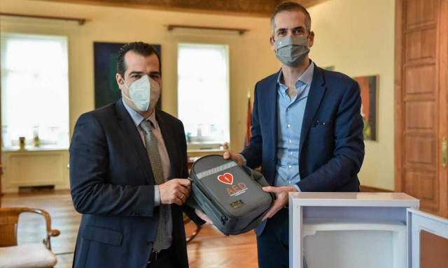 Συνάντηση Πλεύρη - Μπακογιάννη: 18 απινιδωτές από το υπουργείο Υγείας για τον Δήμο Αθηναίων