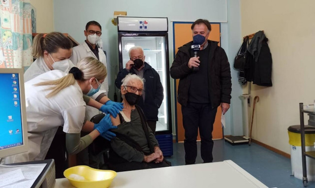 Σέρρες: Εμβολιάστηκε με την 3η δόση γιαγιά 107 ετών! (video+photos)