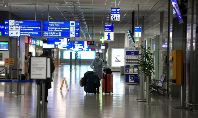 ΕΟΔΥ: Σε απομόνωση οι δύο ταξιδιώτες με την Όμικρον-2 - Τα χαρακτηριστικά της υποπαραλλαγής