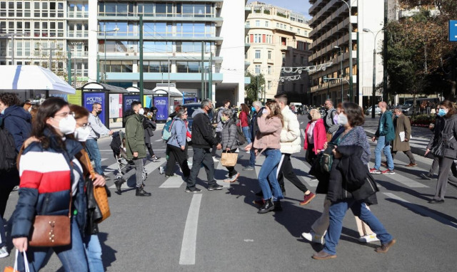 «Πονοκέφαλος» η μετάλλαξη Όμικρον και το κενο στους εμβολιασμούς: Προς νέα παράταση τα μέτρα