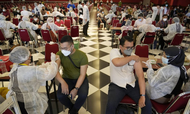 Pfizer vs Moderna: Έρευνα αποκάλυψε ποιο απο τα δύο εμβόλια «πολεμά» καλύτερα τον κορονοϊό