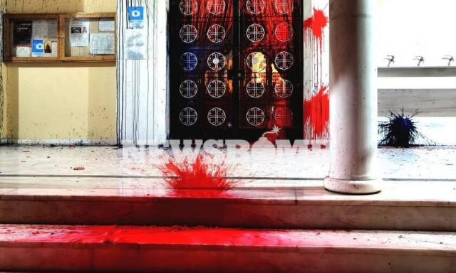 Βανδάλισαν την εκκλησία στα Κάτω Πατήσια όπου λειτουργούσε ο κατηγορούμενος για βιασμό ιερέας