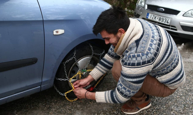 Κακοκαιρία «Ελπίδα»: Τα κόλπα για να βάλουμε σωστά -και εύκολα- τις αντιολισθητικές αλυσίδες