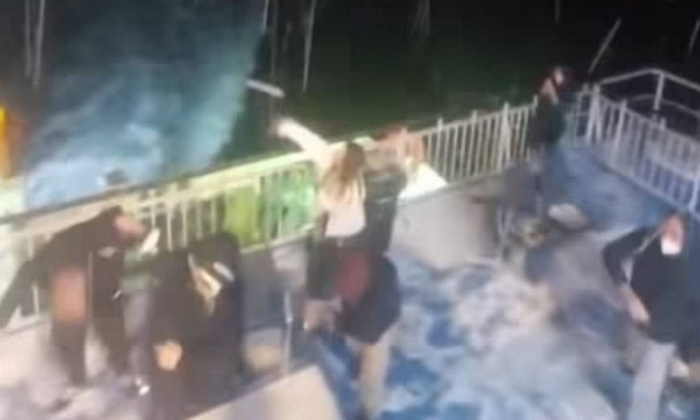 Κακοκαιρία «Ελπίδα»: Έπαιξαν χιονοπόλεμο στο πλοίο, την ώρα που ταξίδευαν για Τήνο! (video)