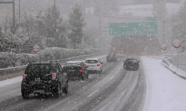 Greek army deployed to help with massive car deadlock on Attiki Odos