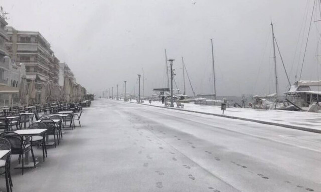 Κακοκαιρία «Ελπίδα»: Σφοδρή χιονοθύελλα σε Βόλο και Πήλιο - Μάχη να κρατηθούν οι δρόμοι ανοιχτοί