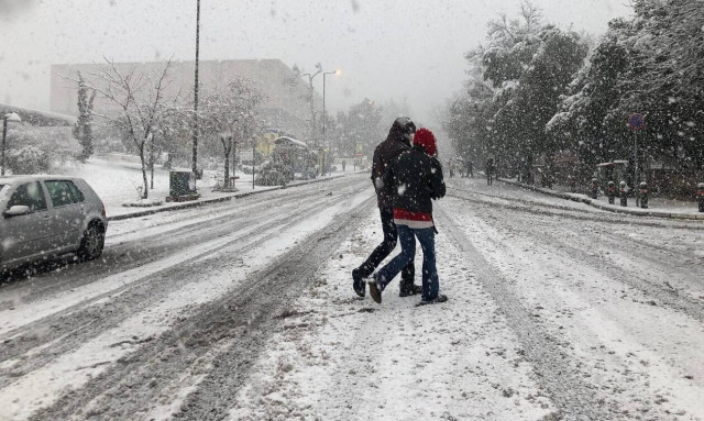 Η κακοκαιρία έχει προκαλέσει «έμφραγμα» στους δρόμους - Οδηγοί παραμένουν εγκλωβισμένοι για ώρες