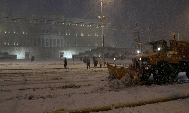 Κακοκαιρία Ελπίδα: Δύσκολη νύχτα με πυκνές χιονοπτώσεις - Πότε αναμένεται βελτίωση (vids)