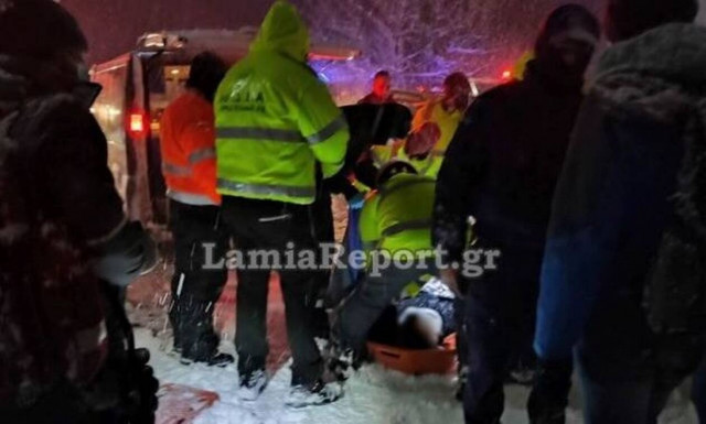 Παραλίγο τραγωδία στη Βοιωτία: 11 τραυματίες από τη σύγκρουση με το τρένο