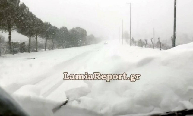Κακοκαιρία «Ελπίδα»: Χιονίζει ασταμάτητα στην εθνική οδό Αθηνών - Λαμίας