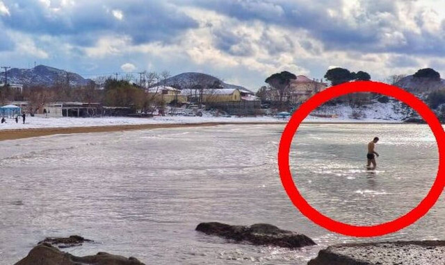 Κακοκαιρία «Ελπίδα» - Λήμνος: Αψήφησε τον χιονιά, φόρεσε μαγιό και μπήκε στην παγωμένη θάλασσα