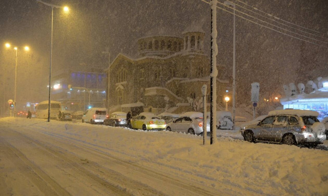 Κακοκαιρία «Ελπίς»: Επιβάτης με υποθερμία σε αυτοκίνητο - Δεν μπορεί να φτάσει το ΕΚΑΒ στο σημείο