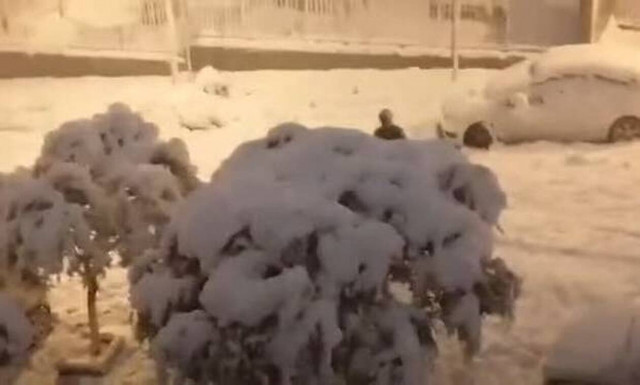 Κακοκαιρία «Ελπίς»: Βγήκε για snowboard στον Άγιο Δημήτριο (video)